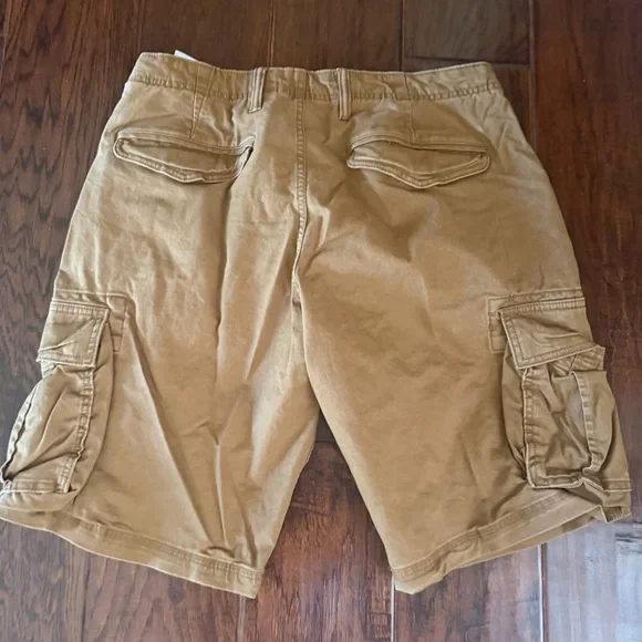 NWT GAP Men's Cargo Shorts in Tan - Picture 2 of 5